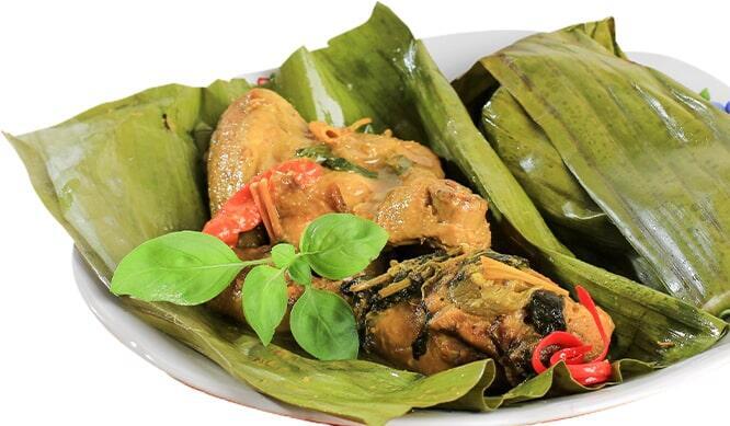 Pepes Ayam Tradisional: Ayam yang dibalut bumbu rempah khas, dibungkus daun pisang dan dikukus hingga matang sempurna, menciptakan aroma yang harum dan rasa autentik